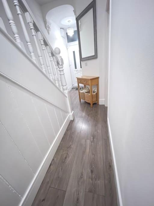 Modern, Spacious And Central Location Aberdare Exterior photo