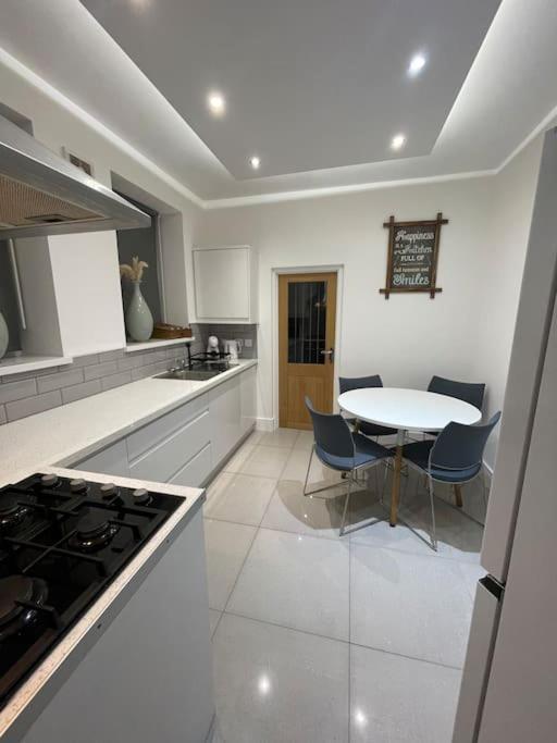 Modern, Spacious And Central Location Aberdare Exterior photo