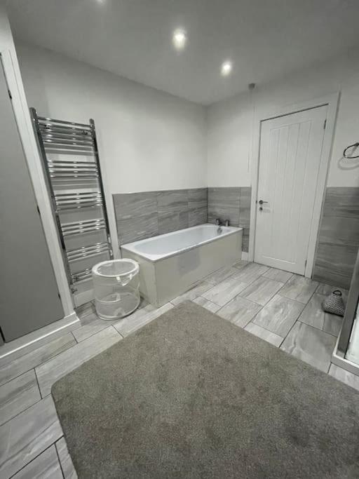 Modern, Spacious And Central Location Aberdare Exterior photo