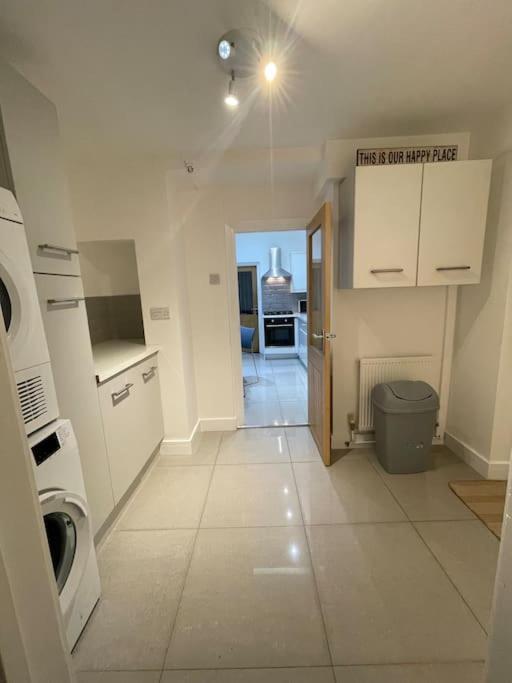 Modern, Spacious And Central Location Aberdare Exterior photo